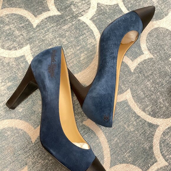 Navy Black Chanel Suede CC Toecap Pumps Size 40 - Picture 2 of 5